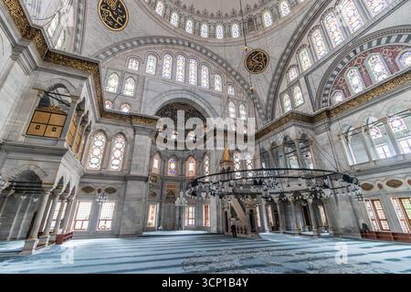 ISTANBUL, TÜRKEI - 18. SEPTEMBER 2022: Innenraum der Nuruosmaniye-Moschee in Istanbul, Türkei Stockfoto