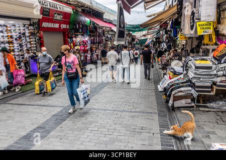 ISTANBUL, TÜRKEI - 18. SEPTEMBER 2022: Einkaufsstraße im Zentrum von Istanbul, Türkei Stockfoto