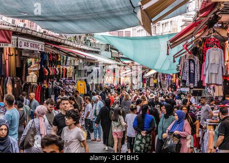 ISTANBUL, TÜRKEI - 18. SEPTEMBER 2022: Einkaufsstraße im Zentrum von Istanbul, Türkei Stockfoto