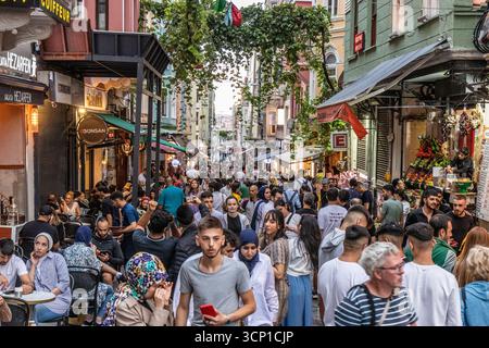 ISTANBUL, TÜRKEI - 18. SEPTEMBER 2022: Menschenmassen laufen in der Buyuk Hendek Straße im Stadtteil Beyoglu in Istanbul, Türkei Stockfoto