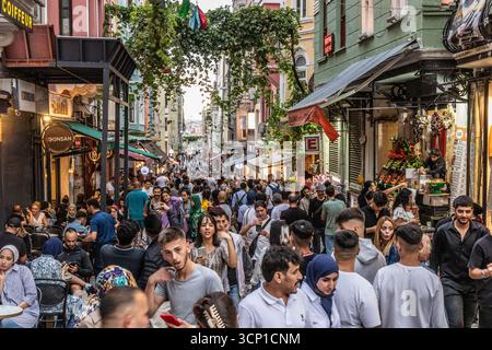 ISTANBUL, TÜRKEI - 18. SEPTEMBER 2022: Menschenmassen laufen in der Buyuk Hendek Straße im Stadtteil Beyoglu in Istanbul, Türkei Stockfoto
