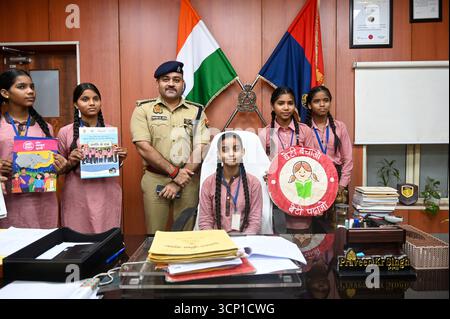 NOIDA, INDIEN – 23. SEPTEMBER: Shivani, ein Schüler der Klasse 8 der Composite School, Parthala Khanjarpur übernimmt die Leitung als Verwaltungsbeamter für einen Tag im Büro des stellvertretenden Polizeikommissars Praveen Kumar Singh in Sektor 6, als Teil des Mission Shakti Phase-5 Programms am 23. September 2025 in Noida, Indien. Die Mission Shakti Phase-5 wird von der Regierung Uttar Pradesh am 22. September 2025 gestartet und wird bis zum 21. Oktober fortgesetzt. Das Hauptziel der monatelangen Kampagne ist es, die Sicherheit, würde, Ermächtigung und Selbstvertrauen von Frauen zu stärken. (Foto: Sunil Ghosh/Hindustan Times/SIPA USA) Stockfoto