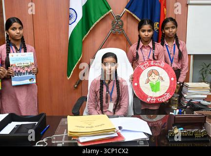 NOIDA, INDIEN – 23. SEPTEMBER: Shivani, ein Schüler der Klasse 8 der Composite School, Parthala Khanjarpur übernimmt die Leitung als Verwaltungsbeamter für einen Tag im Büro des stellvertretenden Polizeikommissars Praveen Kumar Singh in Sektor 6, als Teil des Mission Shakti Phase-5 Programms am 23. September 2025 in Noida, Indien. Die Mission Shakti Phase-5 wird von der Regierung Uttar Pradesh am 22. September 2025 gestartet und wird bis zum 21. Oktober fortgesetzt. Das Hauptziel der monatelangen Kampagne ist es, die Sicherheit, würde, Ermächtigung und Selbstvertrauen von Frauen zu stärken. (Foto: Sunil Ghosh/Hindustan Times/SIPA USA) Stockfoto