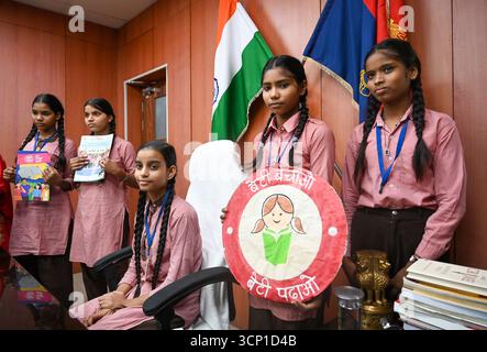 NOIDA, INDIEN – 23. SEPTEMBER: Shivani, ein Schüler der Klasse 8 der Composite School, Parthala Khanjarpur übernimmt die Leitung als Verwaltungsbeamter für einen Tag im Büro des stellvertretenden Polizeikommissars Praveen Kumar Singh in Sektor 6, als Teil des Mission Shakti Phase-5 Programms am 23. September 2025 in Noida, Indien. Die Mission Shakti Phase-5 wird von der Regierung Uttar Pradesh am 22. September 2025 gestartet und wird bis zum 21. Oktober fortgesetzt. Das Hauptziel der monatelangen Kampagne ist es, die Sicherheit, würde, Ermächtigung und Selbstvertrauen von Frauen zu stärken. (Foto: Sunil Ghosh/Hindustan Times/SIPA USA) Stockfoto