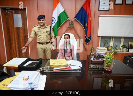 NOIDA, INDIEN – 23. SEPTEMBER: Shivani, ein Schüler der Klasse 8 der Composite School, Parthala Khanjarpur übernimmt die Leitung als Verwaltungsbeamter für einen Tag im Büro des stellvertretenden Polizeikommissars Praveen Kumar Singh in Sektor 6, als Teil des Mission Shakti Phase-5 Programms am 23. September 2025 in Noida, Indien. Die Mission Shakti Phase-5 wird von der Regierung Uttar Pradesh am 22. September 2025 gestartet und wird bis zum 21. Oktober fortgesetzt. Das Hauptziel der monatelangen Kampagne ist es, die Sicherheit, würde, Ermächtigung und Selbstvertrauen von Frauen zu stärken. (Foto: Sunil Ghosh/Hindustan Times/SIPA USA) Stockfoto