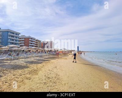 Cesenatico-Italien- 7. September 2025: Die Menschen entspannen im Sommer an der Strandküste. Konzept des Urlaubs am Meer. Hochwertige Fotos Stockfoto