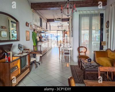 Cesenatico - Italien - 7. September 2025: Europäisches Innendesign und Gebäudedesign eines italienischen Restaurants mit antiken Holzmöbeln Stockfoto