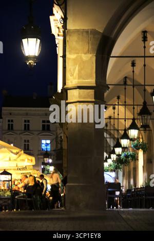 KRAKAU, POLEN 28. JUNI 2025: Krakauer Hauptmarkt an einem Sommerabend. Stockfoto