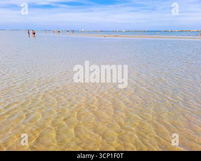 Cesenatico-Italien- 7. September 2025: Die Menschen entspannen im Sommer an der Strandküste. Konzept des Urlaubs am Meer. Hochwertige Fotos Stockfoto