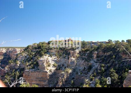 Panoramablick auf den Grand Canyon mit geschichteten roten Felsformationen, steilen Klippen und breiten Tälern unter einem klaren blauen Wüstenhimmel Stockfoto