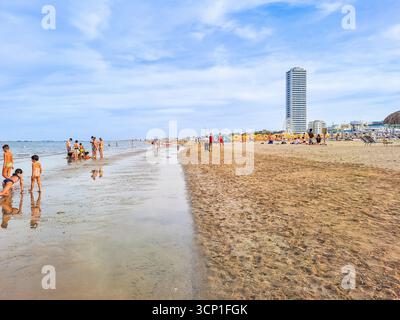 Cesenatico-Italien- 7. September 2025: Die Menschen entspannen im Sommer an der Strandküste. Konzept des Urlaubs am Meer. Hochwertige Fotos Stockfoto