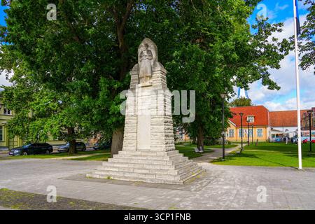 Gedenkstätte für den Unabhängigkeitskrieg auf dem Schlossplatz von Haapsalu an der Westküste Estlands im Baltikum Stockfoto