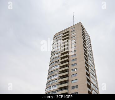 Hochhaus-Appartementblock im Vorst Forest, Brüssel Hauptstadt Region, Belgien 20. SEP 2025 Stockfoto