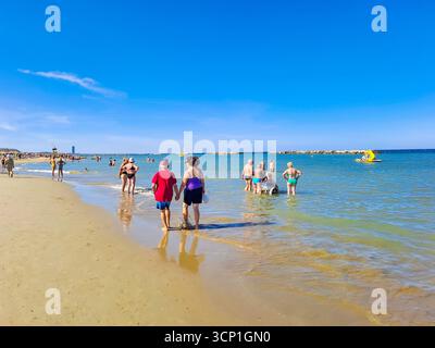 Cesenatico-Italien- 7. September 2025: Die Menschen entspannen im Sommer an der Strandküste. Konzept des Urlaubs am Meer. Hochwertige Fotos Stockfoto