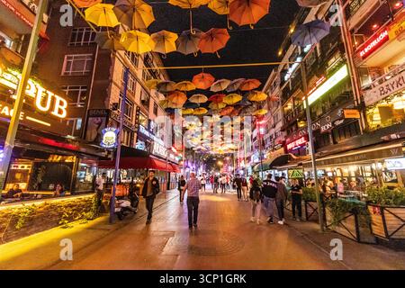 ANKARA, TÜRKEI - 20. SEPTEMBER 2022: Konur Straße, Zentrum des Nachtlebens in Ankara, Türkei Stockfoto