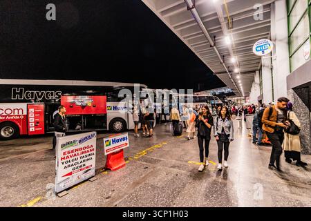 ANKARA, TÜRKEI - 20. SEPTEMBER 2022: Bahnsteige des Ankara Intercity Bus Terminal, Türkei Stockfoto