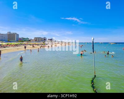 Cesenatico-Italien- 7. September 2025: Die Menschen entspannen im Sommer an der Strandküste. Konzept des Urlaubs am Meer. Hochwertige Fotos Stockfoto