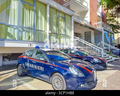 Cesenatico-Italien- 7. September 2025: Carabinieri-Wagen im Vordergrund und im Hintergrund die Cesenatico-Polizeistation in Italien. Hochwertiges Foto Stockfoto