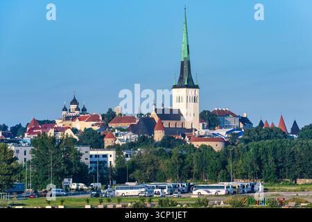 Blick auf die Kirchtürme der Altstadt von Tallinn vom Hafengebiet - Tallinn, Estland, Nordeuropa Stockfoto