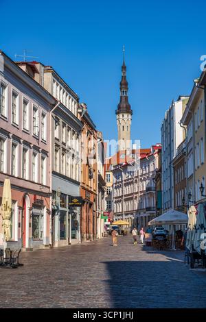 Gebäude auf Viru tänav, Hauptstraße, mit Turm des Rathauses von Tallin (Tallinna raekoda) in der Ferne – Altstadt von Tallinn, Estland, Nordeuropa Stockfoto
