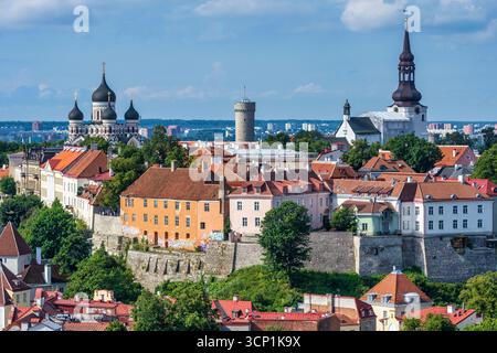 Historische obere Altstadt mit Alexander-Newski-Kathedrale und Marienkathedrale vom St.-Olaf-Kirchturm, Tallinn, Estland, Nordeuropa Stockfoto