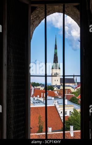 Blick auf die St.-Olaf-Kirche (Oleviste kirik) vom Fenster im Rathausturm Tallinns (Tallinna raekoda) in der Altstadt von Tallinn in Estland, Nordeuropa Stockfoto