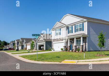 Hickory, North Carolina, USA-14. Juli 2025: Eine Reihe von Häusern in einer neuen Wohnsiedlung. Stockfoto