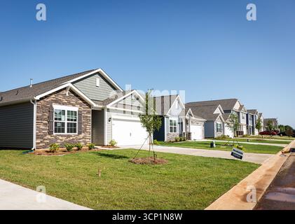 Hickory, North Carolina, USA-14. Juli 2025: Eine Reihe von Häusern in einer neuen Wohnsiedlung. Stockfoto