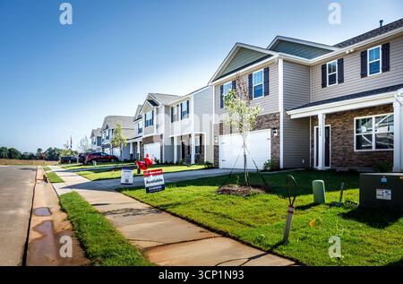 Hickory, North Carolina, USA-14. Juli 2025: Eine Reihe von Häusern in einer neuen Wohnsiedlung. Gebaut von D. R. Horton. Stockfoto