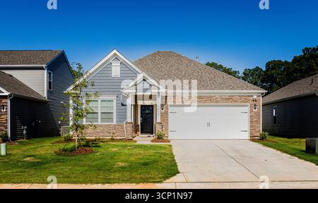 Hickory, North Carolina, USA-14. Juli 2025: Ein neues einstöckiges Haus. Stockfoto