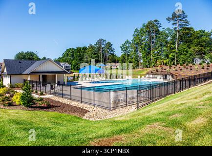 Hickory, North Carolina, USA-14. Juli 2025: Badehaus und Badehaus in neuer Wohnsiedlung. Stockfoto
