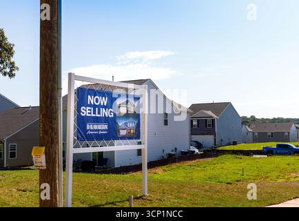 Hickory, North Carolina, USA-14. Juli 2025: Neue Wohnsiedlung von D. R. Horton mit Schildern und Häusern. Stockfoto