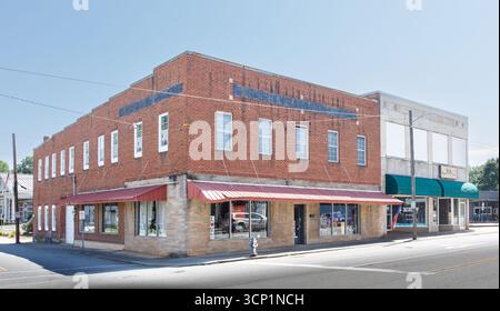Maiden, North Carolina, USA-14. Juli 2025: Alte Eckbauarbeiten an der Main St. Stockfoto