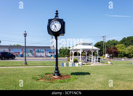 Maiden, North Carolina, USA-14. Juli 2025: Stadtpark mit Pavillon und Uhr. Stockfoto