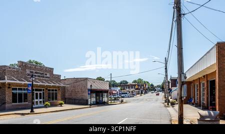 Maiden, North Carolina, USA-14. Juli 2025: Blick auf die Main St. mit der Bibliothek auf der linken Seite und der alten Feuerwache auf der rechten Seite. Stockfoto