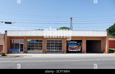 Maiden, North Carolina, USA-14. Juli 2025: Alte Feuerwache an der Main St., 2025 ersetzt. Stockfoto