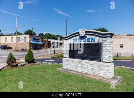Maiden, North Carolina, USA-14. Juli 2025: Denkmal-Schild in der Innenstadt von Maiden zeigt Informationen für Einwohner. Stockfoto