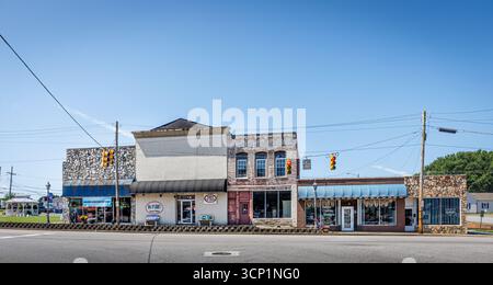 Maiden, North Carolina, USA-14. Juli 2025: Block alter Geschäftsgebäude an der Main St. Stockfoto