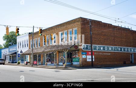 Maiden, North Carolina, USA-14. Juli 2025: Piedmont Hardware Building an Main St. und Main Ave. Stockfoto