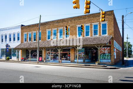 Maiden, North Carolina, USA-14. Juli 2025: Piedmont Hardware Building an Main St. und Main Ave. Stockfoto