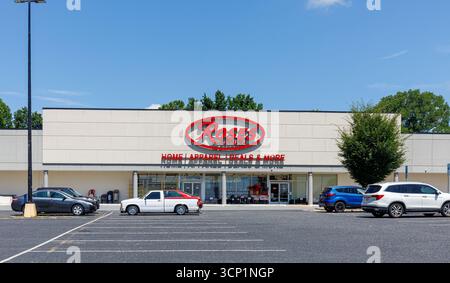 Maiden, North Carolina, USA-14. Juli 2025: Ein Roses Express-Geschäft in einem Strip-Einkaufszentrum. Zeigt Gebäude und Parkplatz. Stockfoto