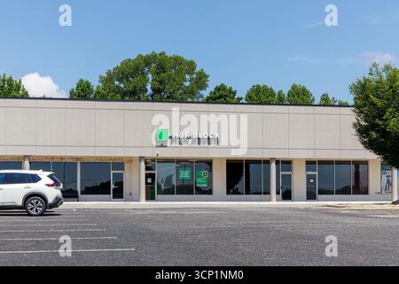 Maiden, North Carolina, USA-14. Juli 2025: Ein H&R Block Büro in einem Strip Shopping Center. Stockfoto
