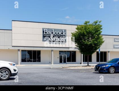 Maiden, North Carolina, USA-14. Juli 2025: Badcock & More, Wohnmöbel-Ladenfront. Schilder und Gebäude. Stockfoto