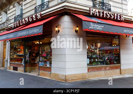 Paris, Frankreich-08. Juli 2025 : Coudrier Geffroy ist eine Bäckerei und Patisserie in der Avenue KL ber im 16. Bezirk von Paris. Es bietet eine Vielzahl von A Stockfoto