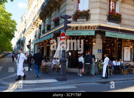 Paris, Frankreich - 08. Juli 2025 : traditionelles französisches Café Belloy an der Avenue Kleber, nur 10 Gehminuten vom Triumphbogen im 16. Bezirk entfernt Stockfoto
