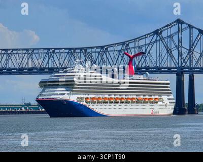 Carnival Cruise Ship Valor auf dem Mississippi River in New Orleans Louisiana in der Nähe der Crescent City Connection Bridge 09.15.2025 Stockfoto
