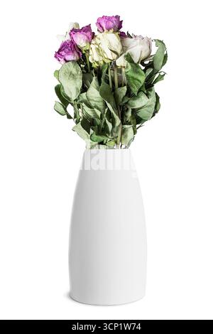 Ein Bündel getrockneter weißer und rosafarbener Rosen in weißer Keramikvase isoliert auf weißem Hintergrund Stockfoto