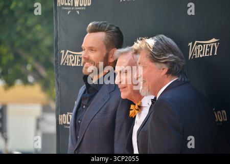 Joel McHale, Bill Nye und Ross Shafer posieren gemeinsam auf dem Schritt und wiederholen sie bei Nyes Hollywood Walk of Fame-Star-Zeremonie in Los Angeles. Der Komiker, Wissenschaftspädagoge und die Fernsehpersönlichkeit haben sich zusammengeschlossen, um die Enthüllung von Nyes Star auf dem Hollywood Boulevard zu feiern. Stockfoto