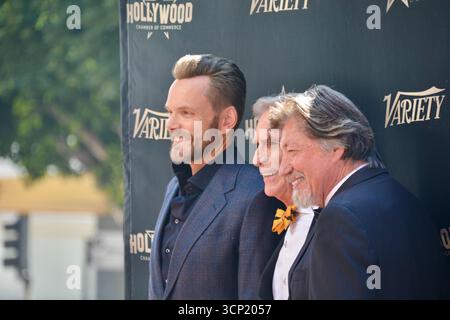 Joel McHale, Bill Nye und Ross Shafer posieren gemeinsam auf dem Schritt und wiederholen sie bei Nyes Hollywood Walk of Fame-Star-Zeremonie in Los Angeles. Der Komiker, Wissenschaftspädagoge und die Fernsehpersönlichkeit haben sich zusammengeschlossen, um die Enthüllung von Nyes Star auf dem Hollywood Boulevard zu feiern. Stockfoto