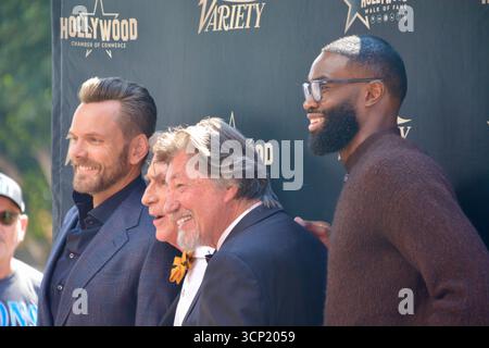 Joel McHale, Bill Nye, Ross Shafer und die Boston Celtics-Stars Jaylen Brown posieren zusammen auf dem Schritt und wiederholen sie bei Bill Nyes Hollywood Walk of Fame-Star-Zeremonie am 22. September 2025 in Los Angeles. Stockfoto